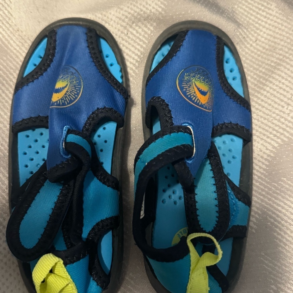 Kids Blue Water Shoes. Never Worn. 
Osh kosh so great quality! 9M